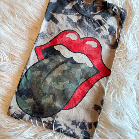 Gildan Tops - 💜5/$20 Rolling Stones bleached tee shirt